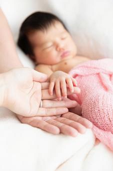 新生児とつないだ手 幼児 赤ちゃん 新生児とつないだ手 幼児 赤ちゃん 赤ちゃん,子供,新生児の写真素材