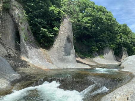 滝が流れ落ちる岩場と初夏の緑 滝が流れ落ちる岩場と初夏の緑 滝,岩場,苔の写真素材