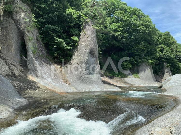 滝が流れ落ちる岩場と初夏の緑 滝,岩場,苔の写真素材