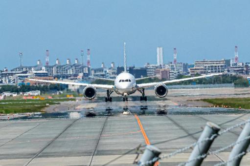 鮮やかな夏の日に包まれる福岡空港の写真