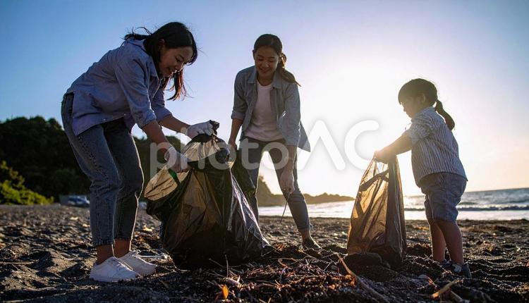 ボランティアで海辺のごみ拾いをする親子 ボランティア,砂浜,清掃の写真素材