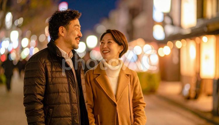 40代日本人男女の婚活交際夜景デート デート,40代,男女の写真素材