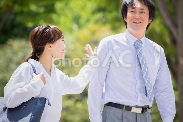 ビジネスマンとビジネスウーマン 冗談,コミュニケーション,ボディタッチの写真素材