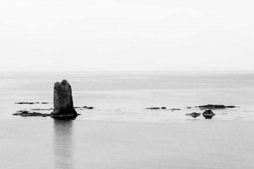 海に屹立する奇岩 海に屹立する奇岩の写真