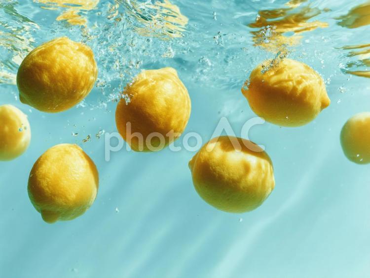 青い水に浮かぶ鮮やかなレモンたち レモン,柑橘類,果物の写真素材