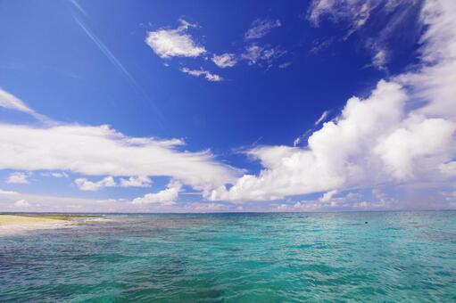 沖縄の美しい海とさわやかな空 沖縄,海,ビーチの写真素材