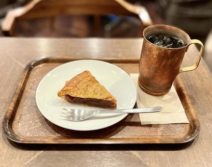 純喫茶のアップルパイとアイスコーヒー 純喫茶のアップルパイとアイスコーヒー コーヒー,アイス,アップルパイの写真素材