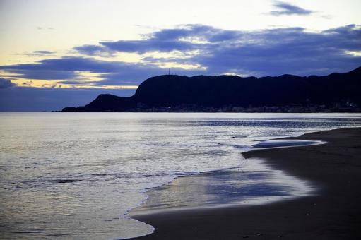 秋の函館山と雲と波打ち際 函館山,秋,波打ち際の写真素材