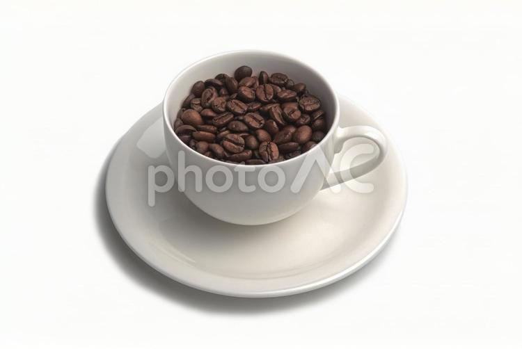 コーヒー豆が入った白いカップとコースター コーヒー,ドリンク,飲み物の写真素材
