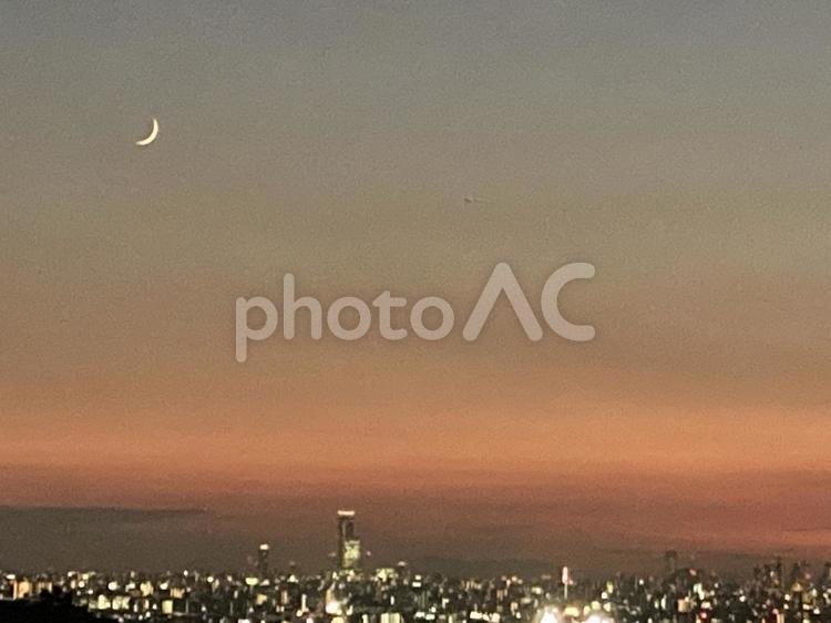 都会と三日月 夕焼け,空,グラデーションの写真素材