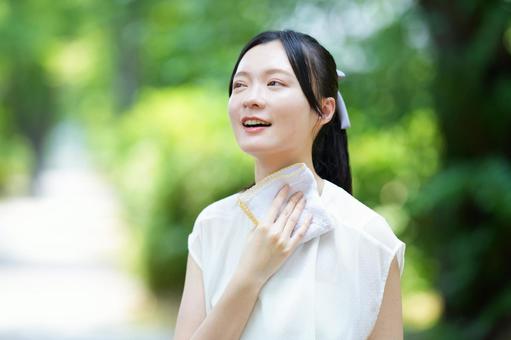 女性が遠くを見上げて微笑むの写真