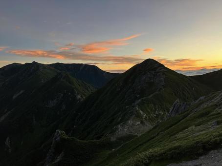 オレンジ色に染まる空と山 オレンジ色に染まる空と山 朝日,日の出,大滝山の写真素材