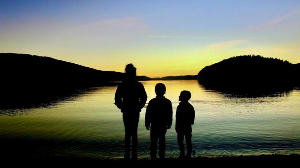 湖畔の夕暮れと家族のシルエット 夕暮れ,湖,家族の写真素材