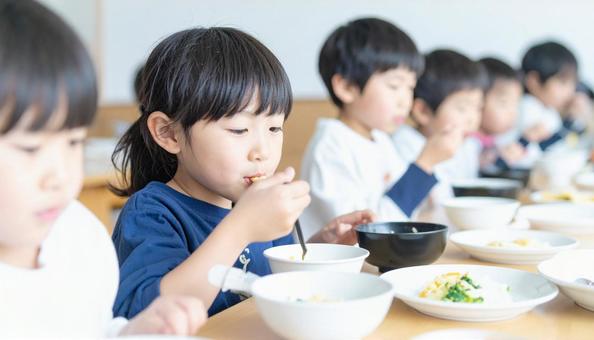 お泊り保育で一緒に食事をする園児たち お泊り保育で一緒に食事をする園児たちの写真