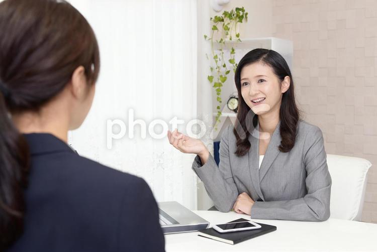 ミーティング中のビジネスウーマン 女性,ビジネスウーマン,女の写真素材
