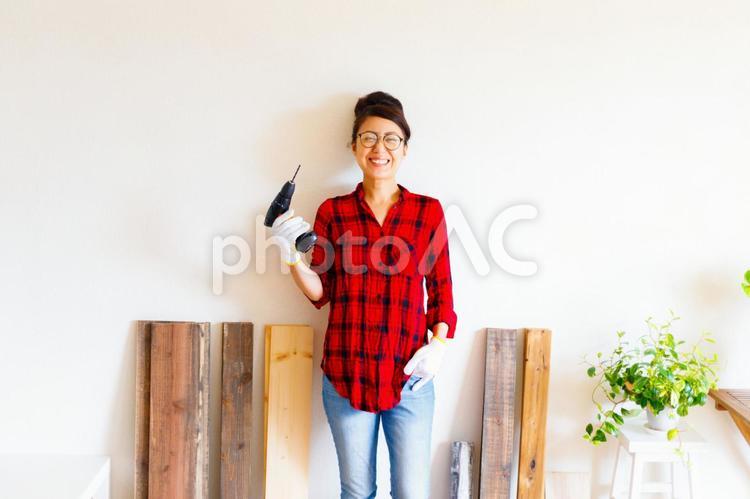 DIYを楽しむ女性 女性,人物,日本人の写真素材