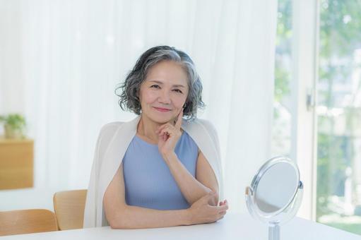 スキンケアをするシニア女性 美容,シニア,笑顔の写真素材