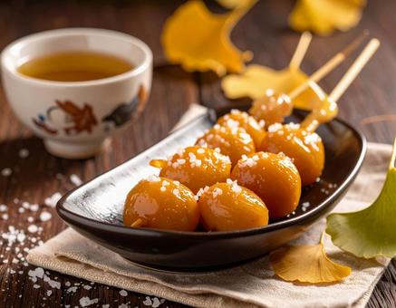 串に刺した銀杏の実の写真