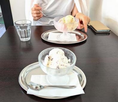 カフェで楽しむジェラート カフェで楽しむジェラート カフェ,ジェラート,アイスクリームの写真素材