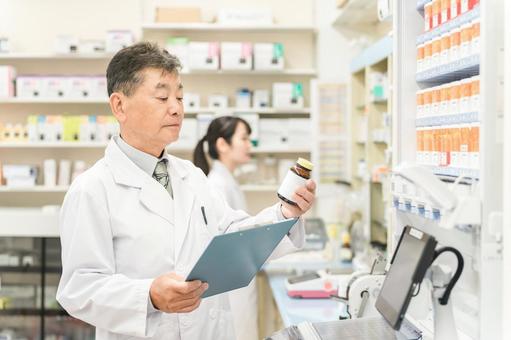 薬局・病院・ドラッグストアで働く薬剤師 薬局・病院・ドラッグストアで働く薬剤師 薬剤師,薬局,調剤師の写真素材