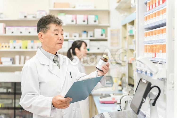 薬局・病院・ドラッグストアで働く薬剤師 薬剤師,薬局,調剤師の写真素材