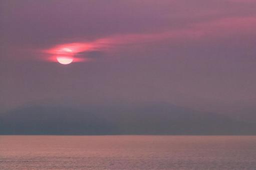 ピンク色に染まる駿河湾と日の出 駿河湾,海,日の出の写真素材