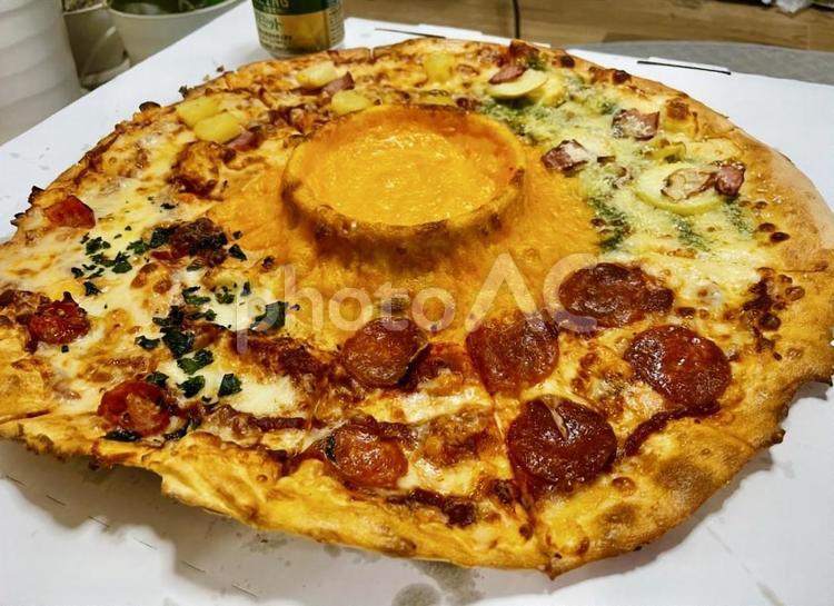 チーズピザ ピザ,チーズ,サラミの写真素材