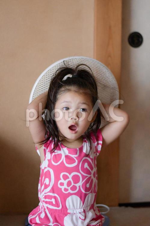 扇風機の風に当たる子供 扇風機,風,子供の写真素材