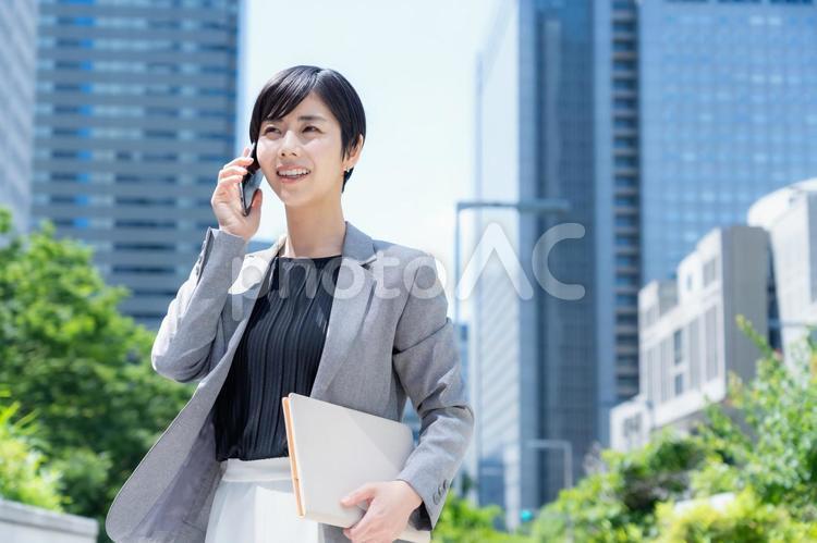 オフィス街で働く若いビジネスウーマン ビジネス,女性,ビジネスウーマンの写真素材