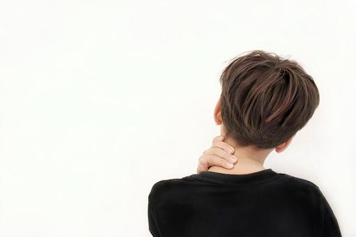 首を触る男性の後ろ姿 首を触る男性の後ろ姿の写真