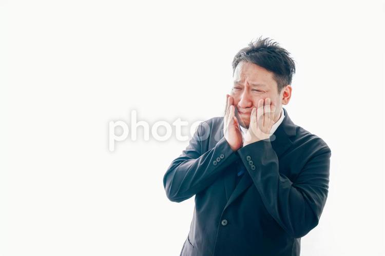 ひどく悲しむスーツを着た中年男性 苦しみ,弱い,スーツの写真素材