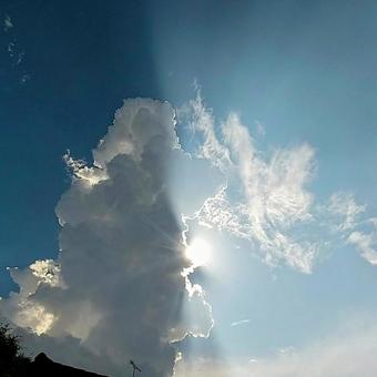 ゲリラ豪雨の前触れ!?入道雲の落とす影 ゲリラ豪雨の前触れ!?入道雲の落とす影の写真