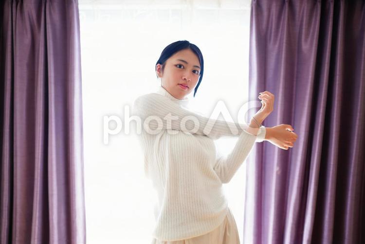 健康的なイメージ/ストレッチをする女性 健康的なイメージ/ストレッチをする女性 20代,屋内,女性の写真素材