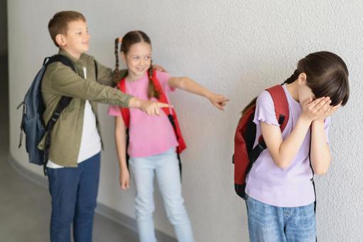 指さしていじめて泣いている女の子 男の子,女の子,子どもの写真素材
