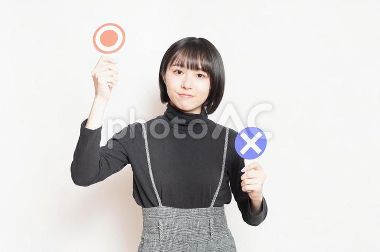 OKのプレートを見せている若い女性 ok,大丈夫,女性の写真素材