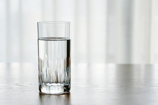 白いカーテンとガラスのコップに注がれた水 白いカーテンとガラスのコップに注がれた水 水,グラス,コップの写真素材