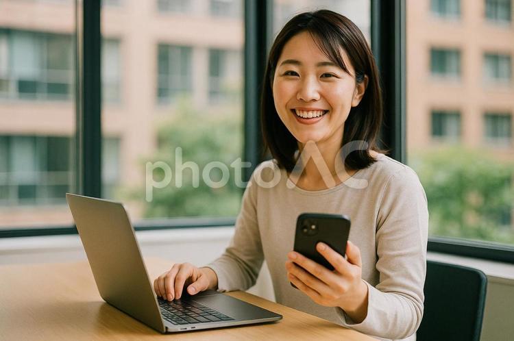 笑顔のワークタイム オフィス,笑顔,働く女性の写真素材