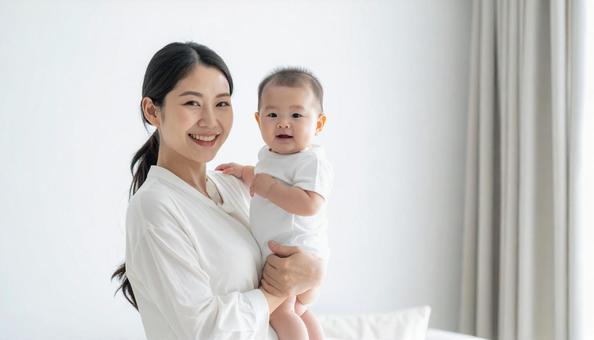 赤ちゃんを抱っこする日本人お母さん 赤ちゃんを抱っこする日本人お母さんの写真