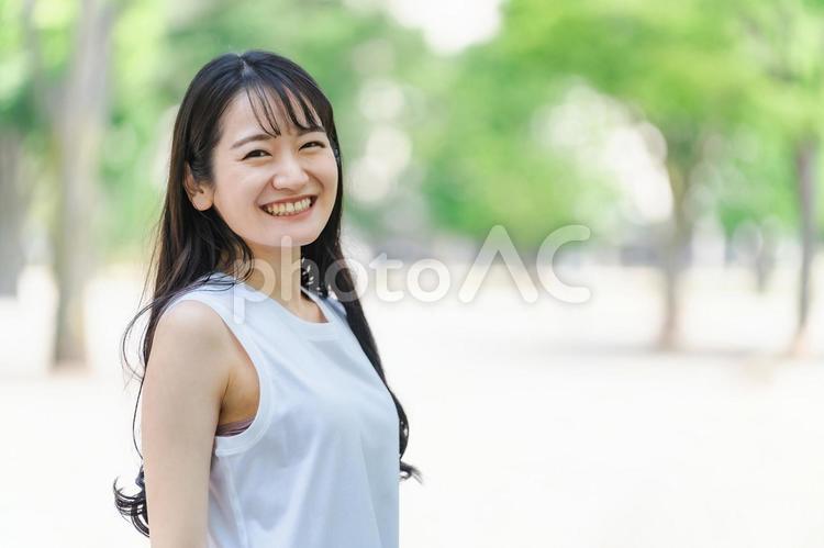 新緑の中にいる笑顔の日本人女性 女性,笑顔,美白の写真素材
