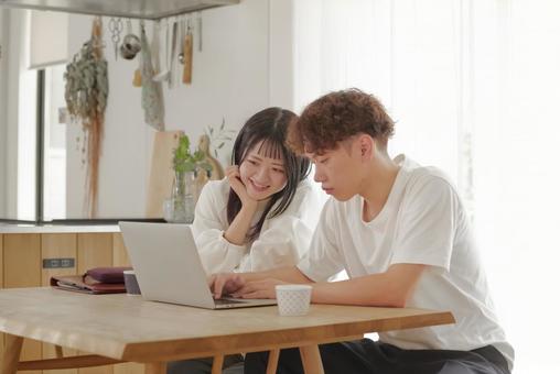 パソコンを見ながらお金の管理を行う夫婦 パソコンを見ながらお金の管理を行う夫婦 家計管理,貯金,節約の写真素材