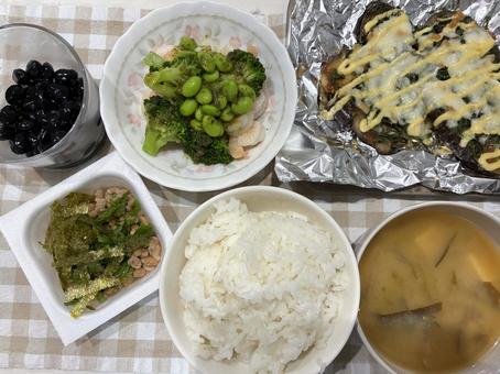 ある日の夕飯⑥ なす,なすの味噌チーズ焼き,えびの写真素材