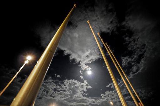月を貫くポールたち 月を貫くポールたち 夜空,月,雲の写真素材