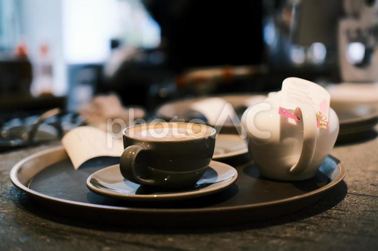 お盆に乗っているカプチーノとティーポット カプチーノ,ティーポット,カフェの写真素材