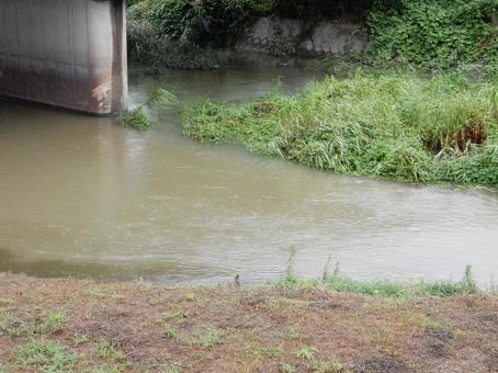 【風景写真】増水した川 【風景写真】増水した川の写真
