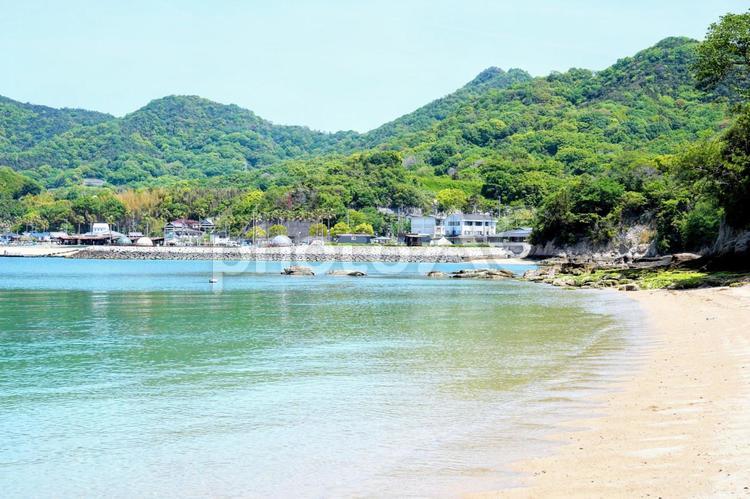 瀬戸内の見近島から見る伯方島のキャンプ場 瀬戸内の見近島から見る伯方島のキャンプ場 瀬戸内海,しまなみ海道,海峡の写真素材