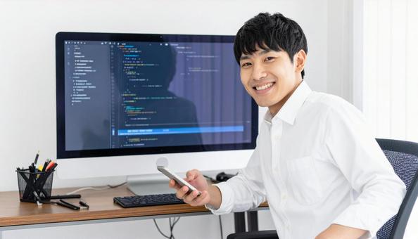 オフィスで働く日本人システムエンジニアの写真