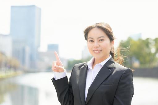 屋外で指をさす女性 屋外で指をさす女性 日本人,女性,新入社員の写真素材