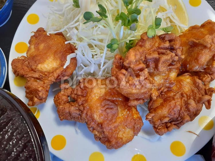 ランチには定食の大盛り鶏の唐揚げが最高 鶏の唐揚げ,鶏から,定食の写真素材
