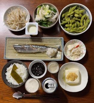 昆布ご飯、秋刀魚に大根おろしなどの夕食 夕食,ご飯,昆布ご飯の写真素材