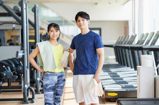 ジムでトレーニングする若い男女 ジム,フィットネス,若いの写真素材